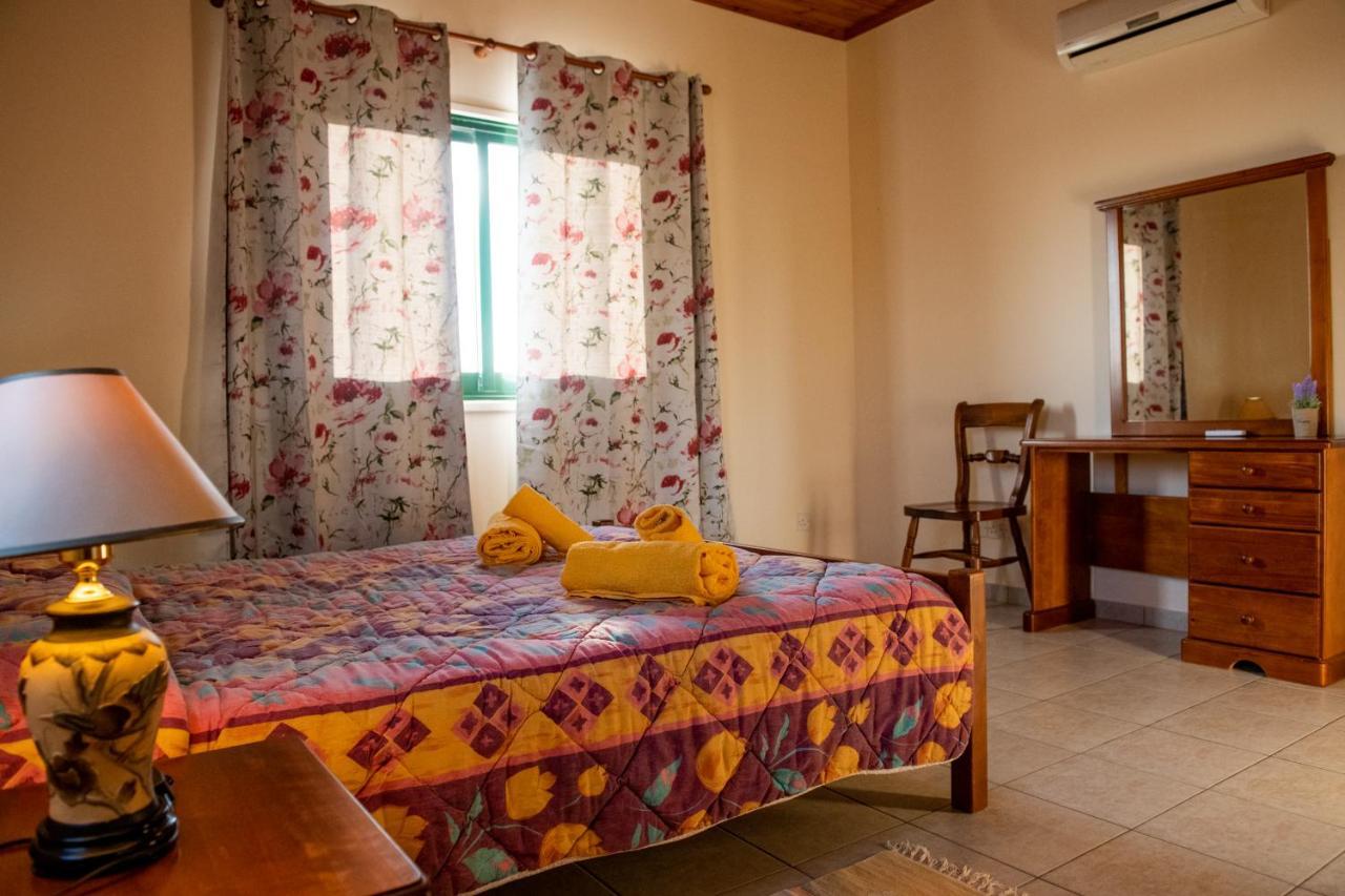 Adonis Villa Coral Bay Exterior photo